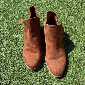 SO Boots Angelfish Casual Zip Ankle Bootie Brown Fabric Low Heels Sz(7.5)